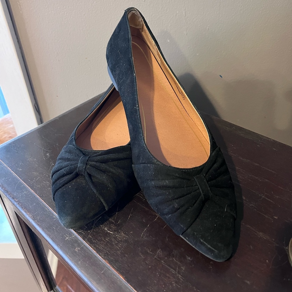 Vionic suede flats